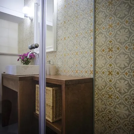 Gardin And Pensión 5*